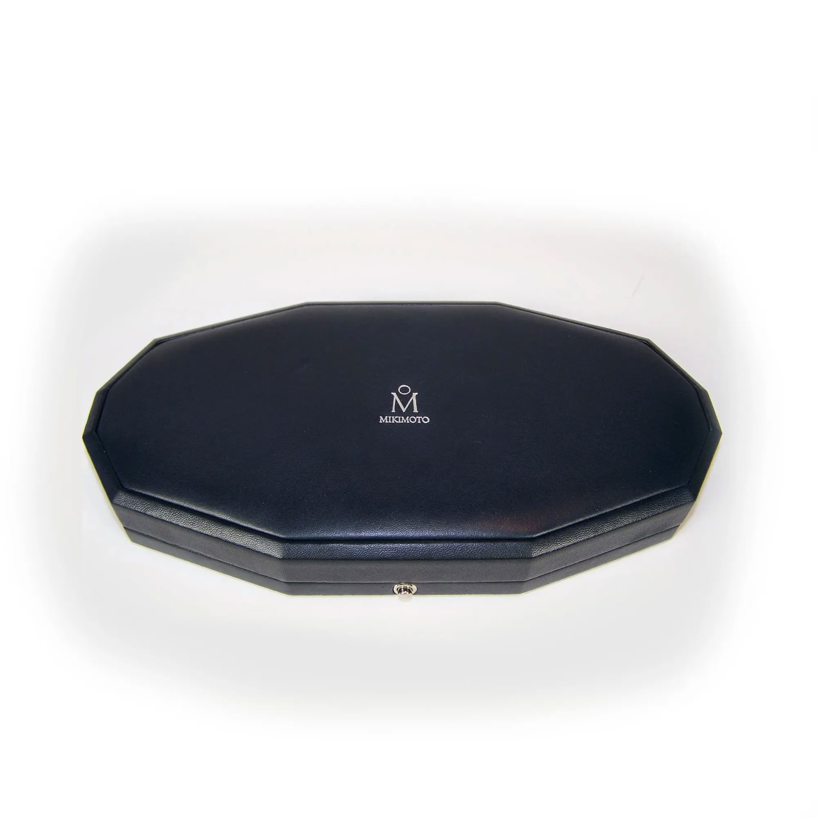 Luxury pearl necklace presentation box created for Mikimoto’s 150th anniversary, designed and manufactured by Swiss Packaging. Bespoke jewelry packaging for high-value pearl collections.