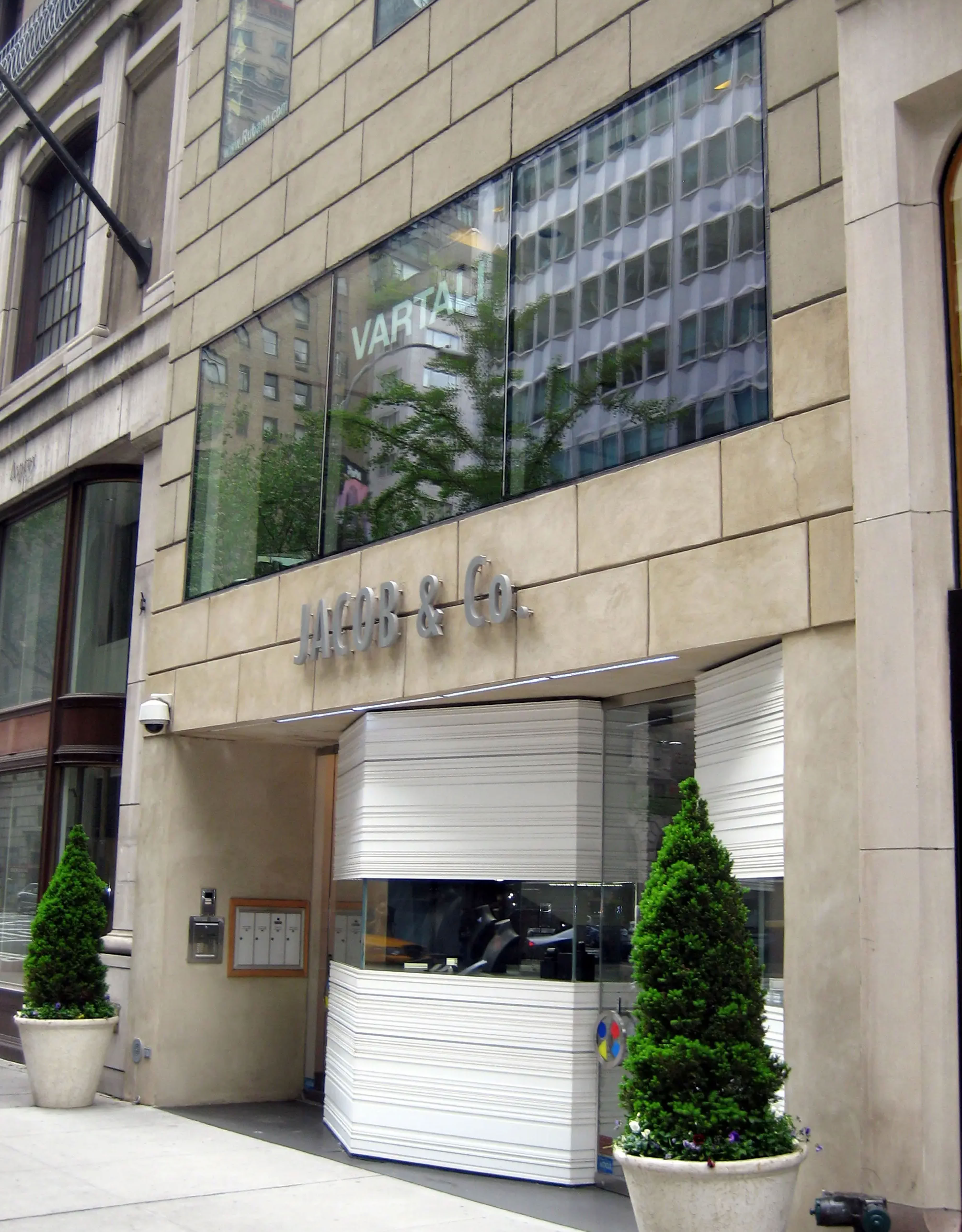 Jacob & Co.’s flagship boutique on 57th Street in New York. Swiss Packaging executed the completion detailing, display system design and installation, and showcase lighting design—delivering a fully controlled retail presentation environment.
