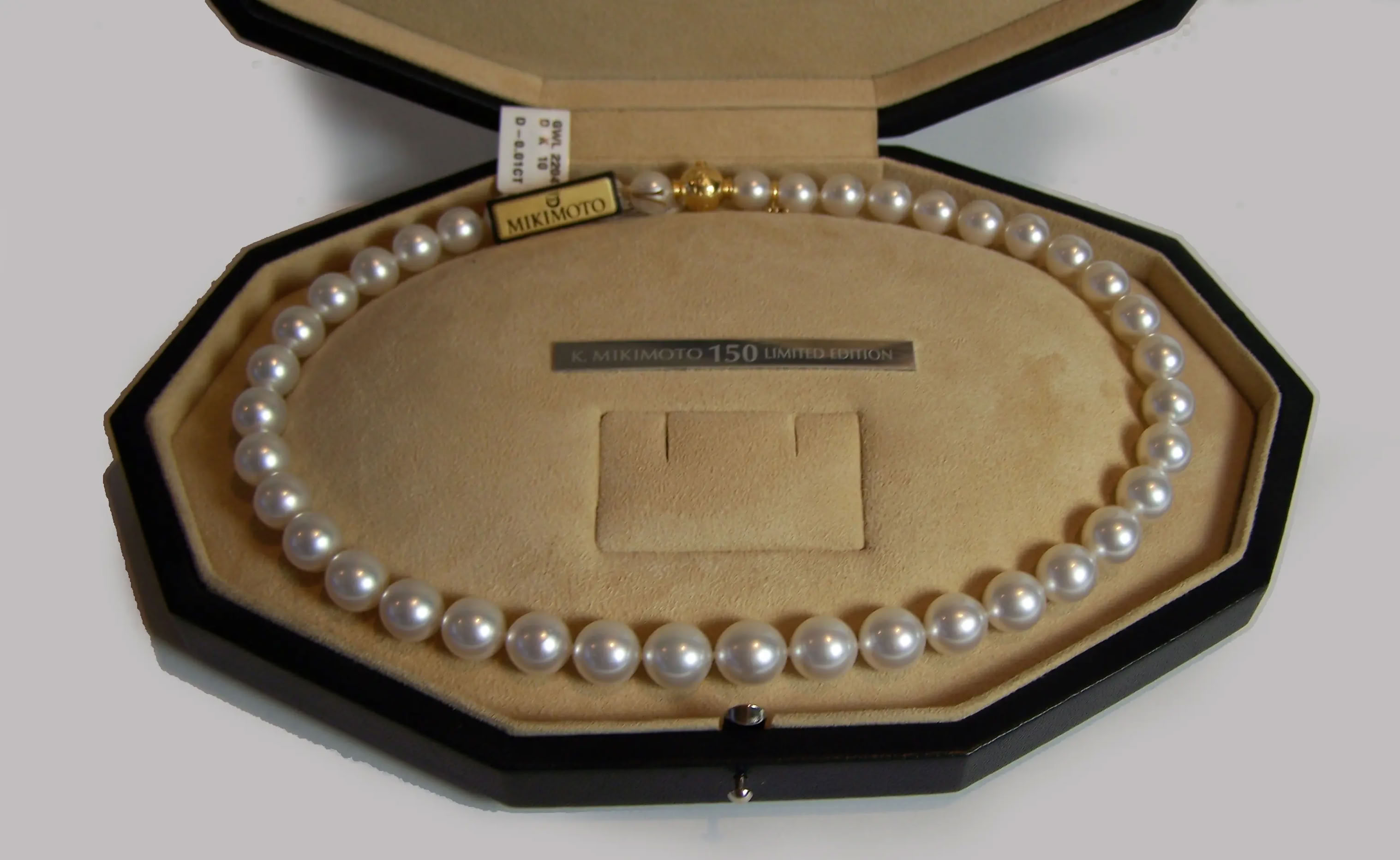 Luxury pearl necklace presentation box designed and manufactured by Swiss Packaging for Mikimoto’s 150th anniversary. Bespoke jewelry packaging for high-value pearl collections.